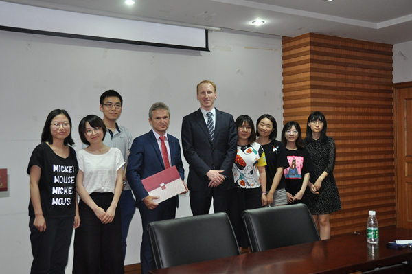 2.师生合影留念.JPG 2.师生合影留念.JPG