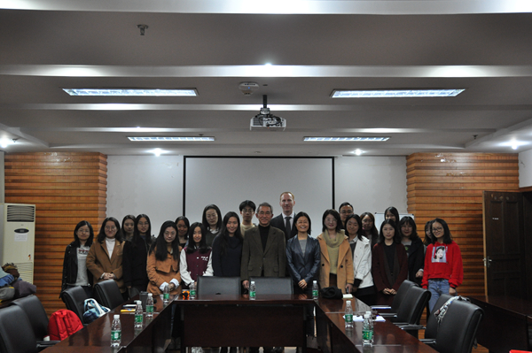 2.师生合影留念.JPG 2.师生合影留念.JPG