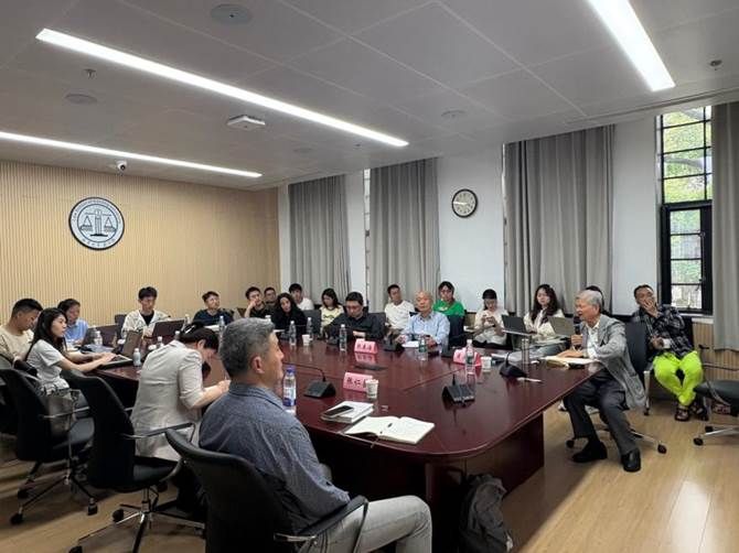 会议室里的人们描述已自动生成 会议室里的人们描述已自动生成