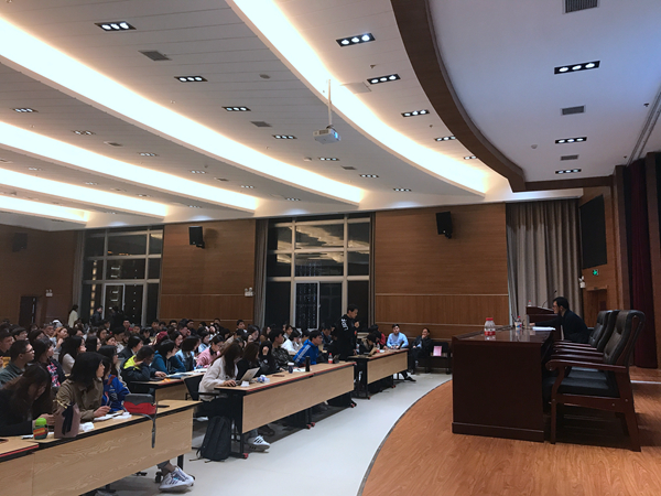 5.张谷教授回答员工提问.jpg 5.张谷教授回答员工提问.jpg