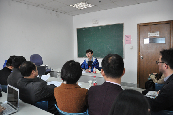 2.冯洁语博士在做报告.JPG 2.冯洁语博士在做报告.JPG